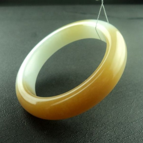 Lady's jade Bracelet - Picture 1 of 1